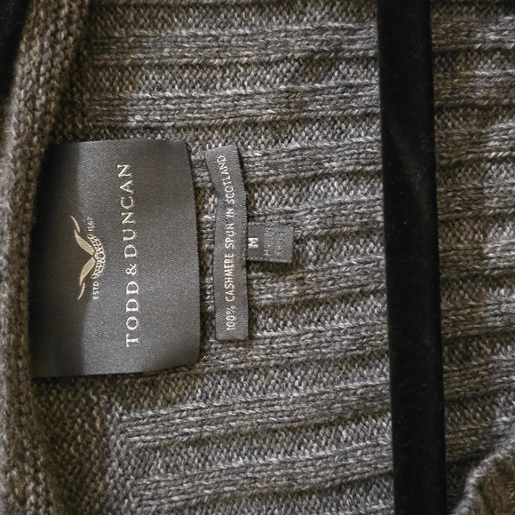 Todd & Duncan Cashmere Sweater. Color Grey. Size Medium. - Picture 4 of 9